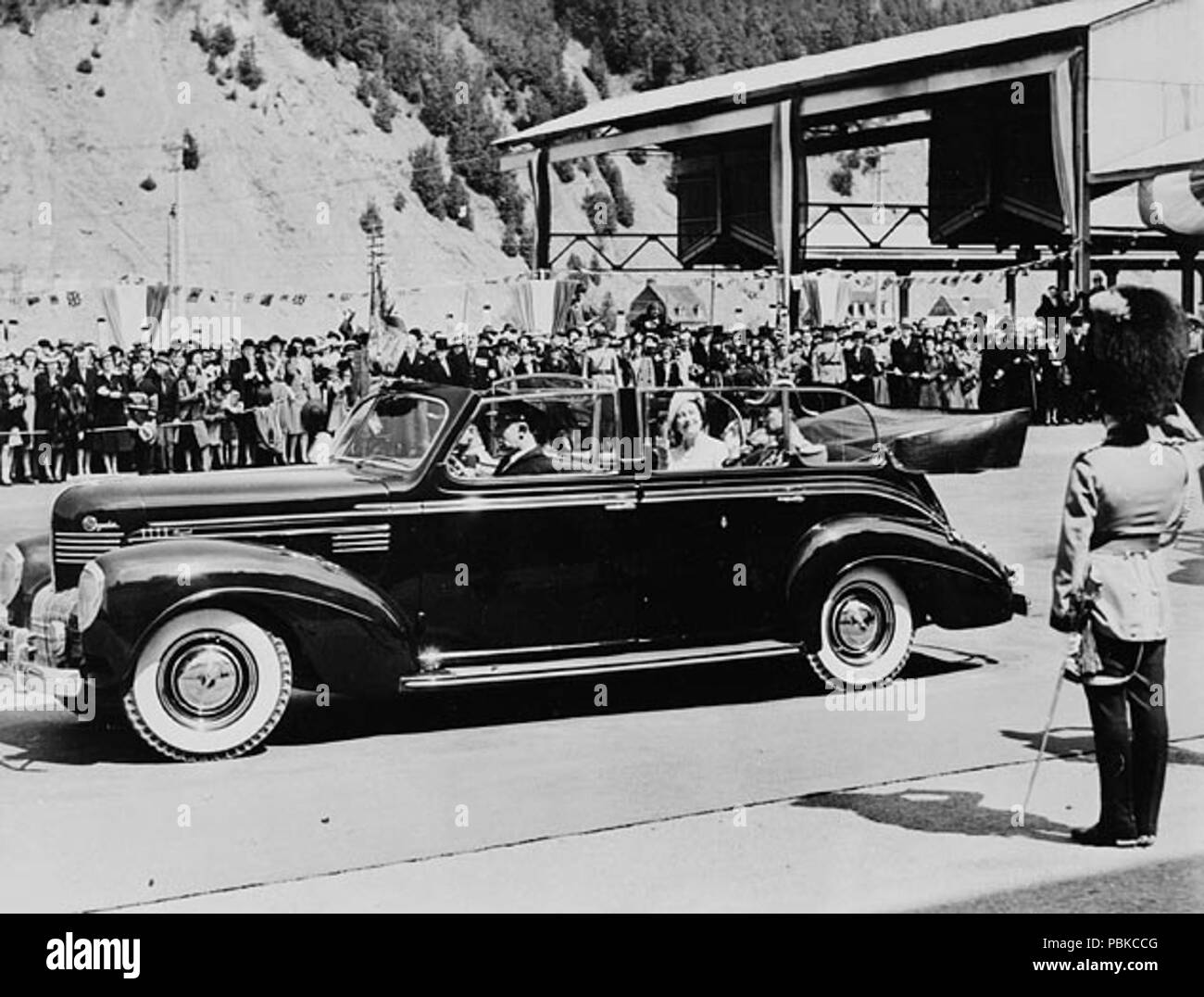 737 H.M. Il re Giorgio VI e la Regina Elisabetta a Wolfe's Cove e a iniziare la loro visita in Canada Foto Stock