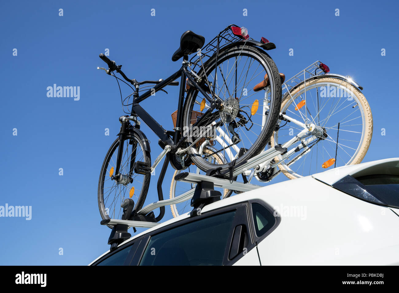 Bici biciclette cicli sul portapacchi dell'auto immagini e fotografie stock  ad alta risoluzione - Alamy