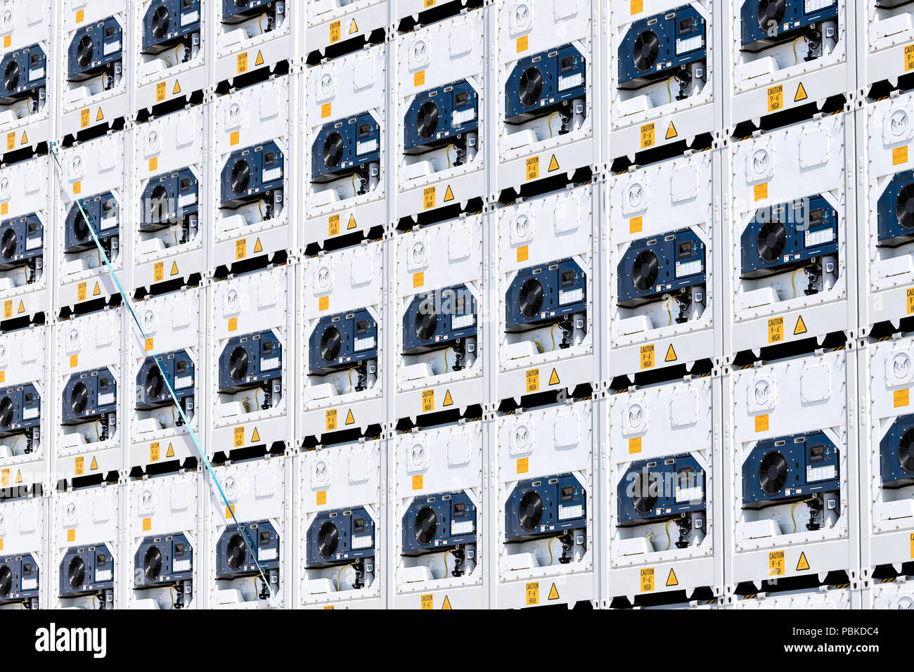 Refrigerato intermodali contenitori impilati in porto Foto Stock