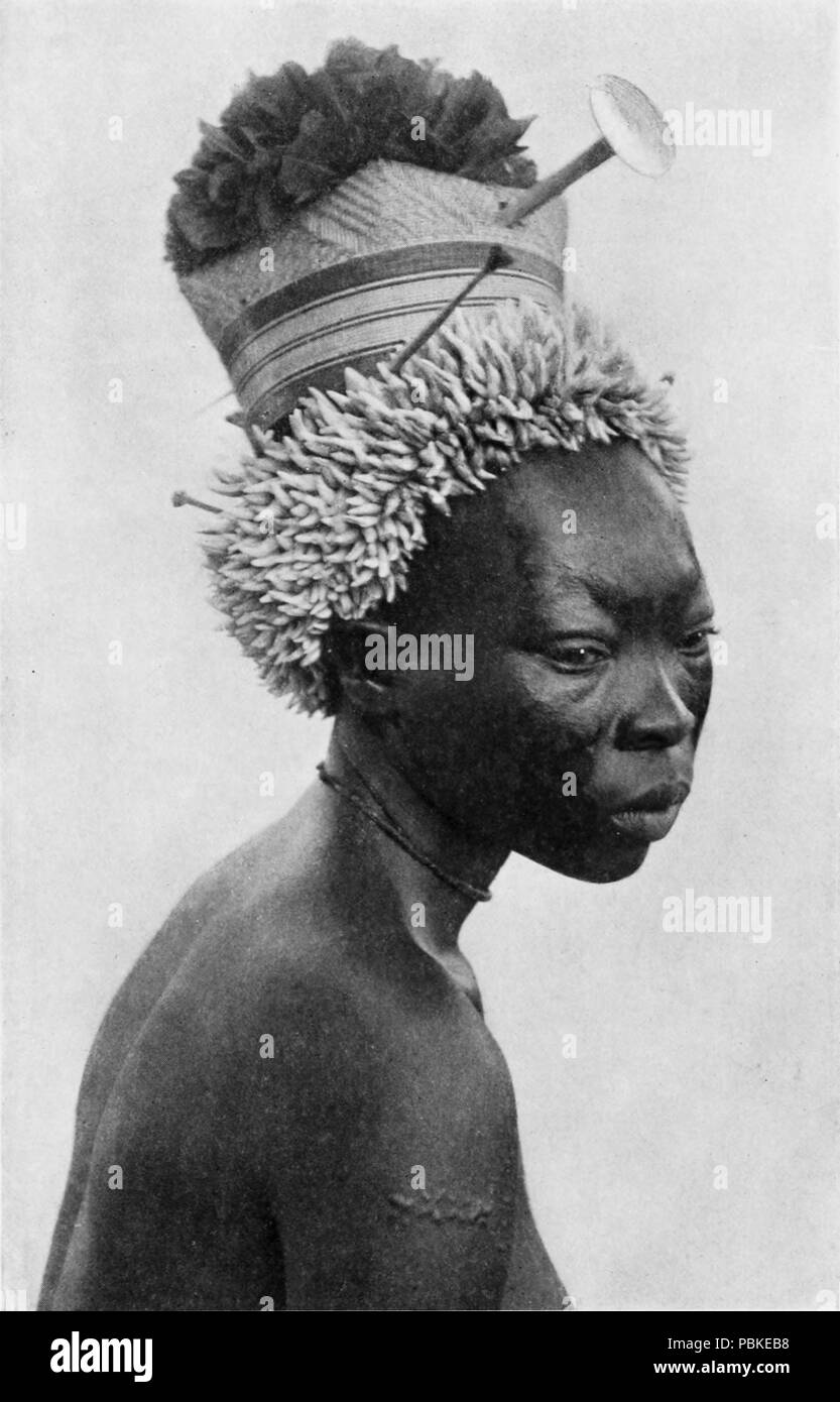 748 testa moglie del capo Abiembali. Tribù Mayogo, distretto di Ituri Foto Stock