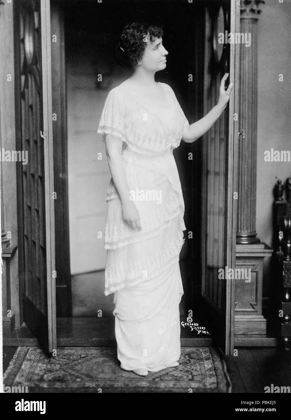 . Inglese: [Helen Keller, ritratto a figura intera, in piedi presso la porta in camera, rivolto verso destra] ID digitale: (b&w copia film neg.) cph 3C01762 http://hdl.loc.gov/loc.pnp/cph.3c01762 Numero di riproduzione: LC-USZ62-101762 (b&w copia film neg.) . circa 1914 750 Helen Keller, ritratto a figura intera, in piedi presso la porta in camera, rivolto verso destra Foto Stock