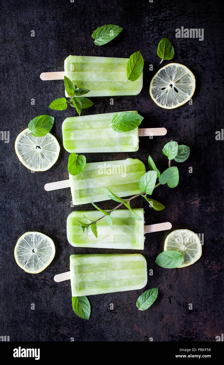 Popsicles fatta di ingredienti salutari Foto Stock
