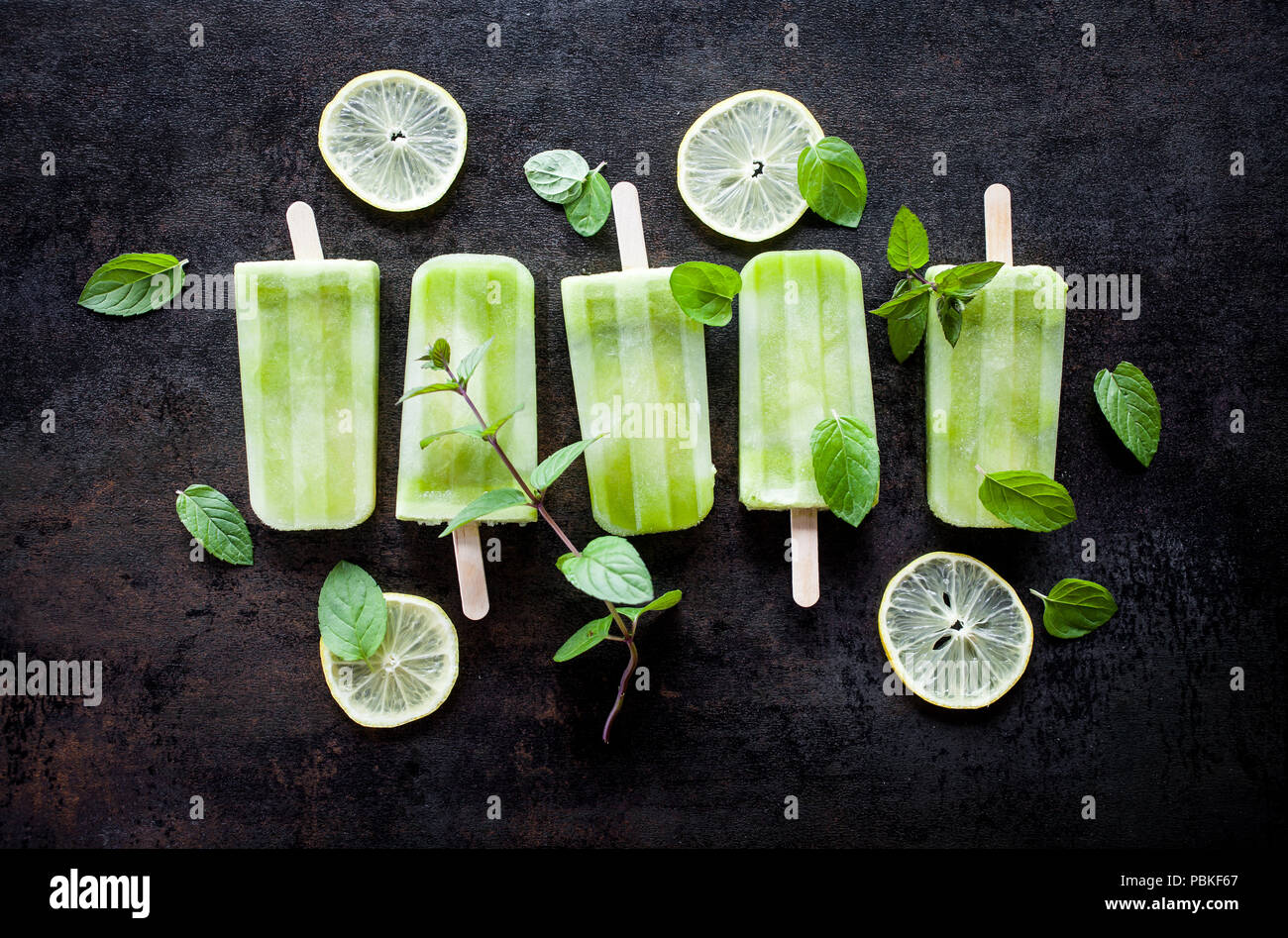 Popsicles fatta di ingredienti salutari Foto Stock