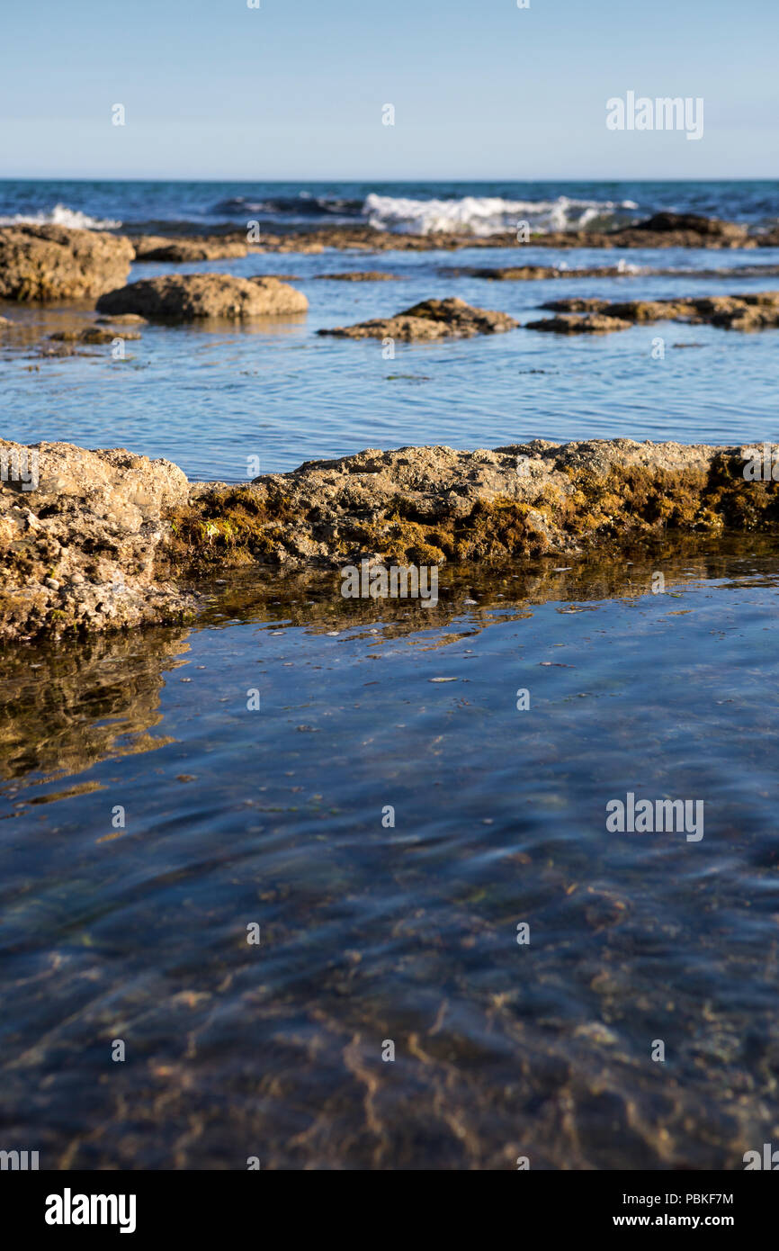 Formazione di roccia e acque torbide a Osmington Mills Beach, Weymouth Dorset, England, Regno Unito Foto Stock
