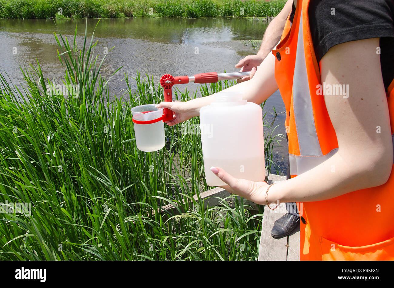 Prelevare campioni di acqua per le prove di laboratorio. Il concetto - analisi della purezza dell'acqua, ambiente, ecologia Foto Stock