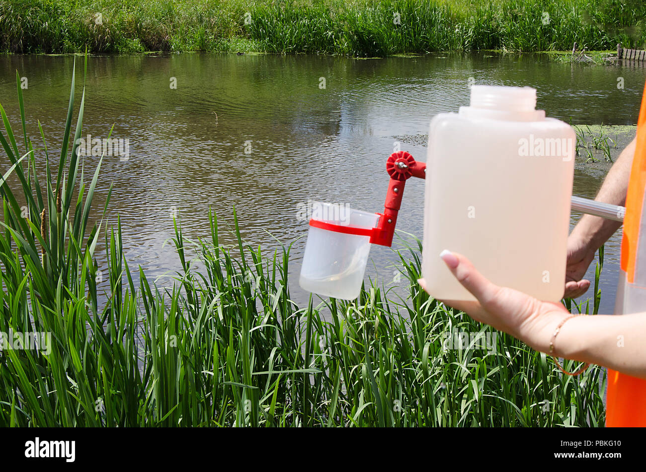 Prelevare campioni di acqua per le prove di laboratorio. Il concetto - analisi della purezza dell'acqua, ambiente, ecologia Foto Stock