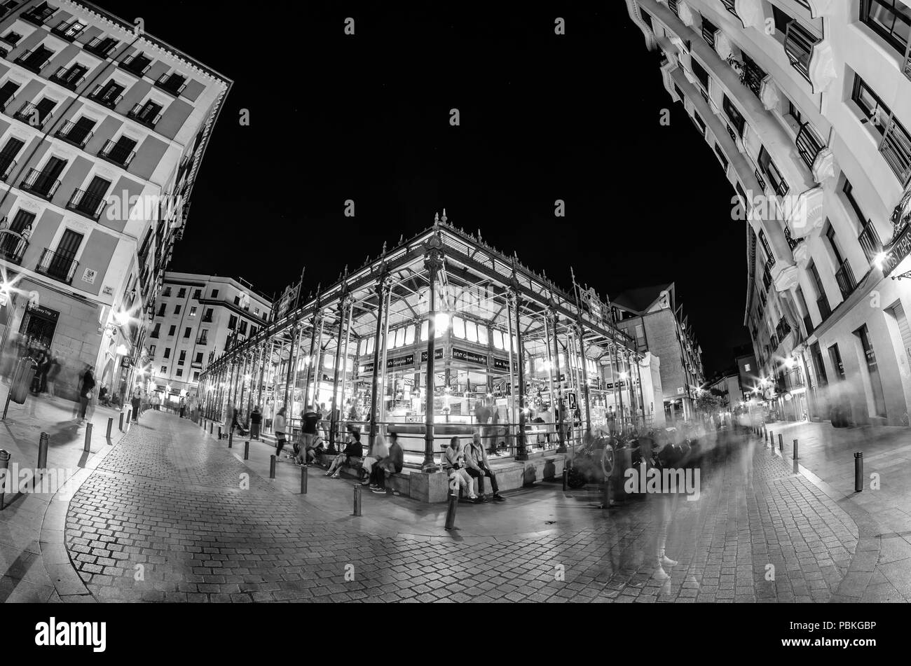 MADRID, SPAGNA - 28 OTTOBRE 2017: Notte fuori vista del 'Mercado de San Miguel' (mercato di San Miguel), popolare tra i turisti Foto Stock