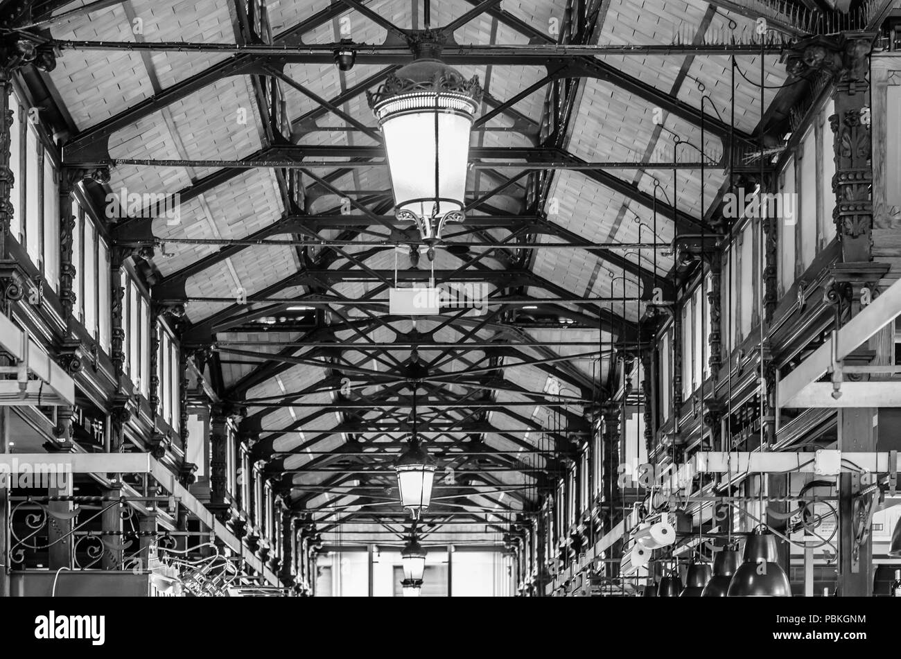 MADRID, SPAGNA - 27 AGOSTO 2017: Dettaglio architettonico interno del 'Mercado de San Miguel' (mercato di San Miguel), popolare tra i turisti Foto Stock