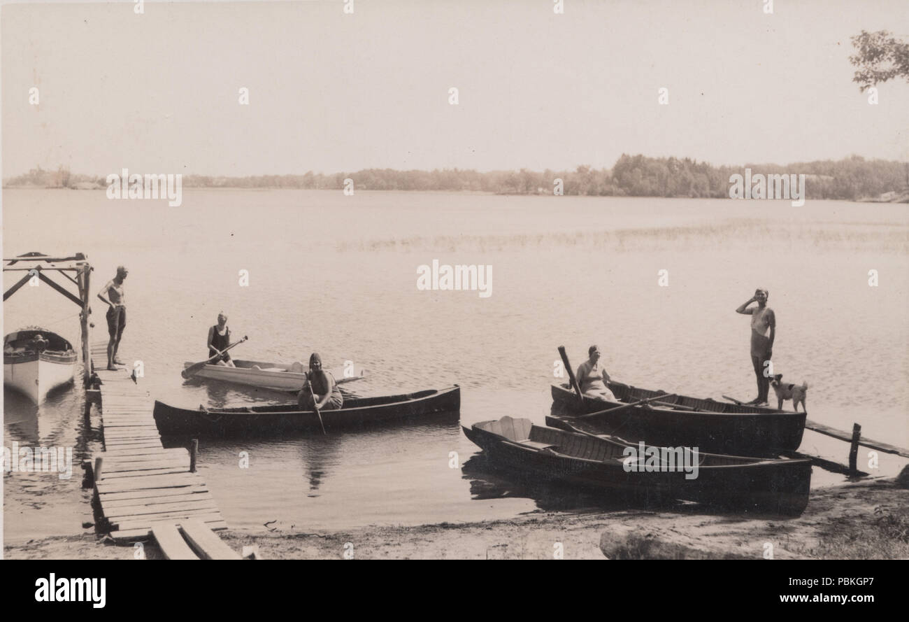 Vintage Fotografia di persone con barche e canoe Foto Stock