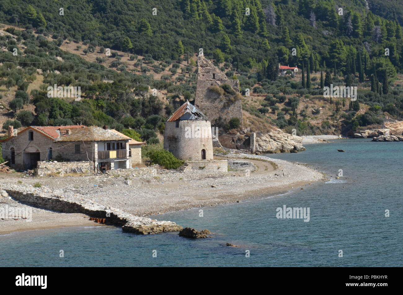 Splendido panorama sul mare con antichi edifici in Grecia Foto Stock