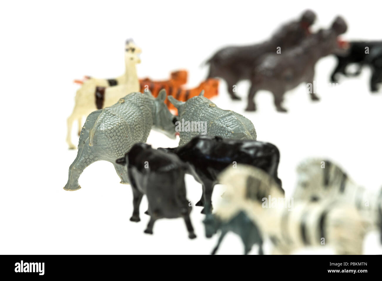 Toy animali in un'annata l'Arca di Noè giocare insieme, fotografato su uno sfondo bianco. Foto Stock