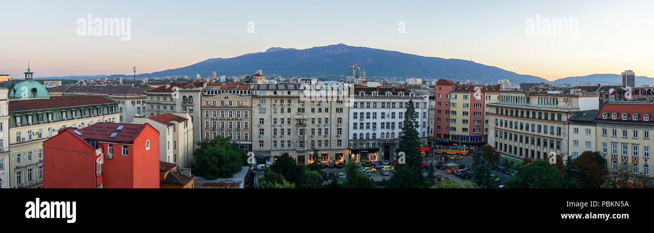 Sofia città al crepuscolo, Bulgaria,l'Europa. In primo piano la splendida montagna Vitosha, uno dei simboli di Sofia Foto Stock
