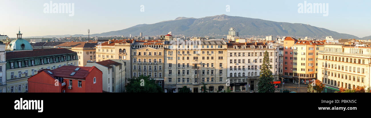 Sofia cityscape di sunrise, Bulgaria,l'Europa. In primo piano la splendida montagna Vitosha, uno dei simboli di Sofia Foto Stock