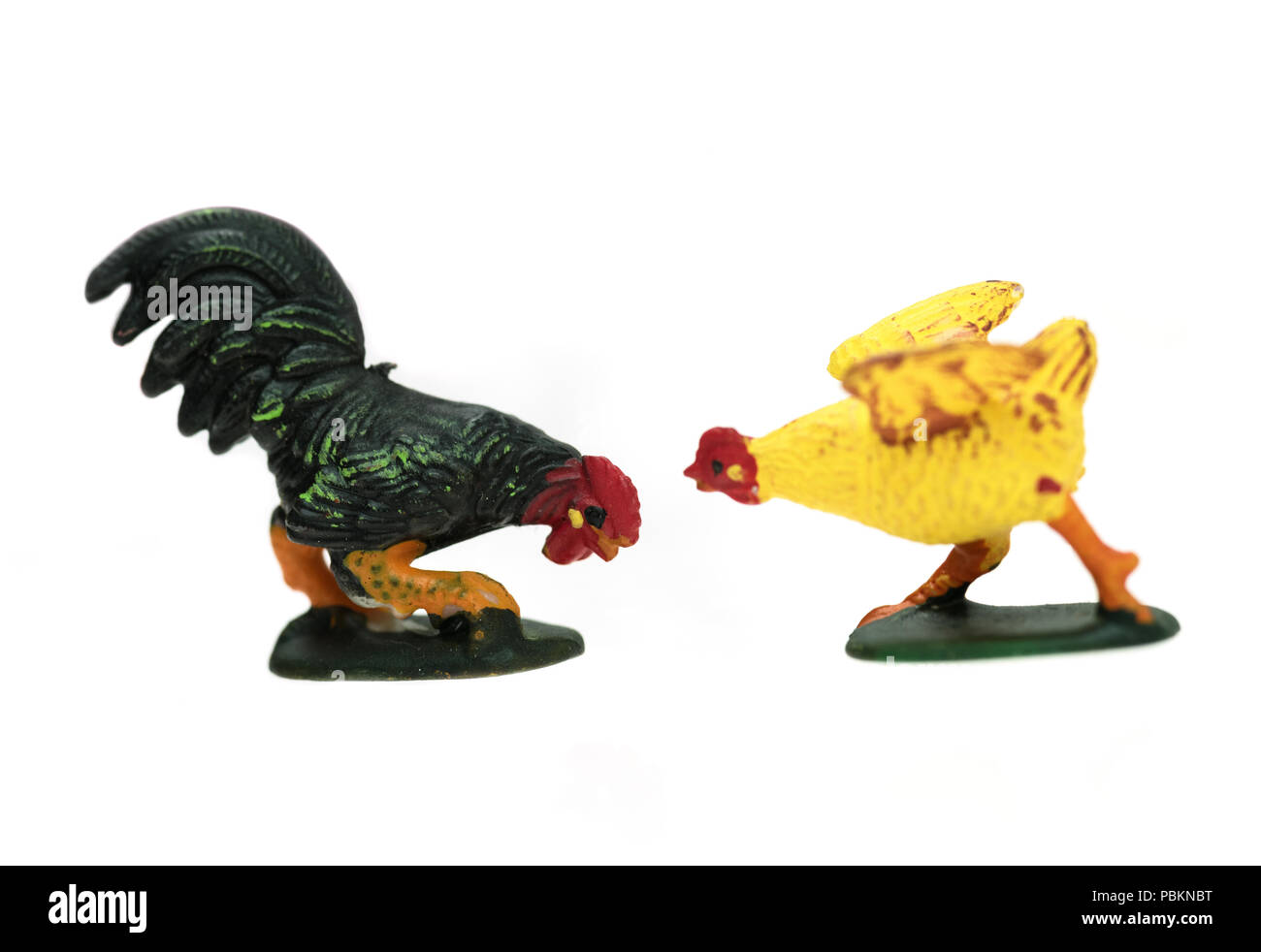 Toy polli da un'annata l'Arca di Noè giocare insieme, fotografato su uno sfondo bianco. Foto Stock
