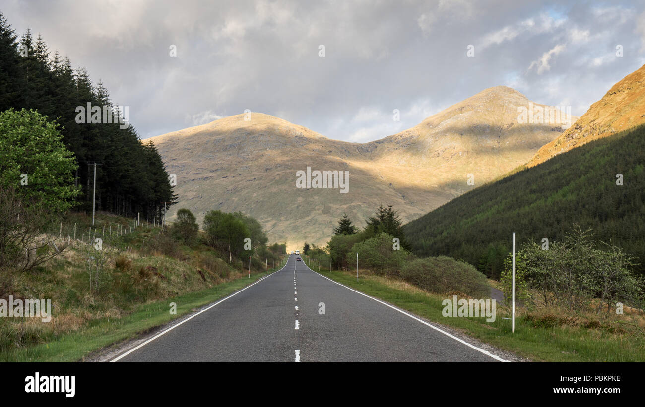 L'A83, tronco di strada salendo verso Beinn Ime in Glen Kinglas in Argyll nel sud ovest Highlands della Scozia. Foto Stock