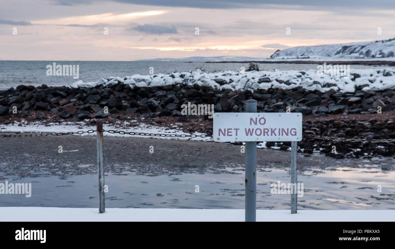 Helmsdale, Scotland, Regno Unito - 3 Dicembre 2010: un segno sulla Helmsdale Harbour sea wall avverte che i pescatori di lavoro netto è vietato. Foto Stock