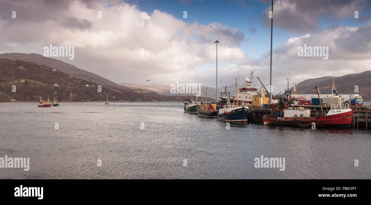 Ullapool, Scotland, Regno Unito - 31 Marzo 2011: Pesca barche approdano nel porto accanto a Ullapool Pier in Loch Ginestra, un ingresso dell'Oceano Atlantico a ovest Foto Stock