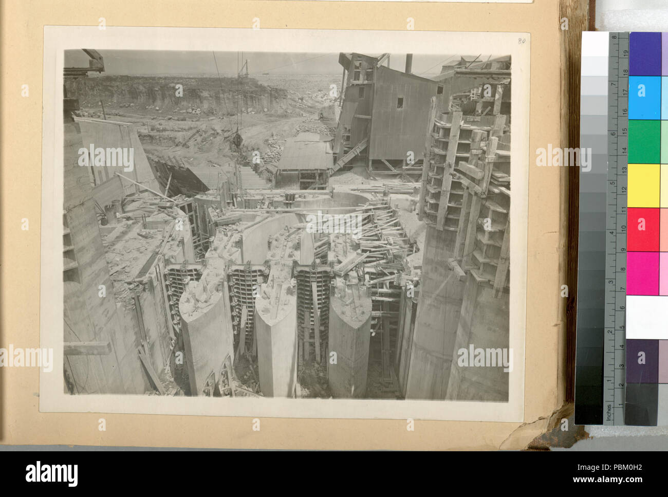 759 vista collina serbatoio. Camera Downtake mostra saracinesche al posto di controllo del flusso di acqua ad albero Downtake in centro. ... Contratto 30. Il 8 agosto 1913 (NYPL b13814376-435403) Foto Stock