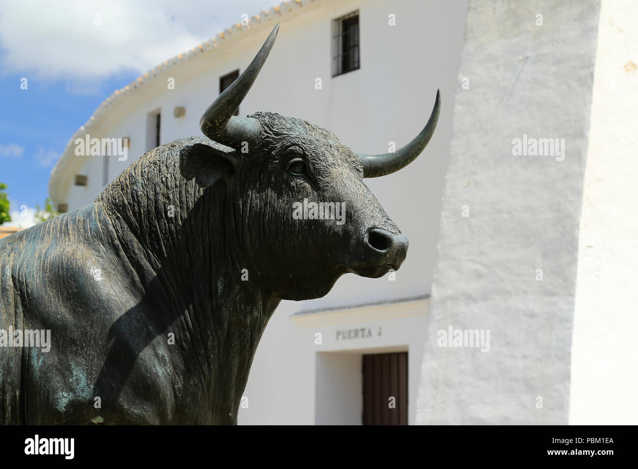 Close up di black bull statua al di fuori del Bull Ring di Ronda. Foto Stock
