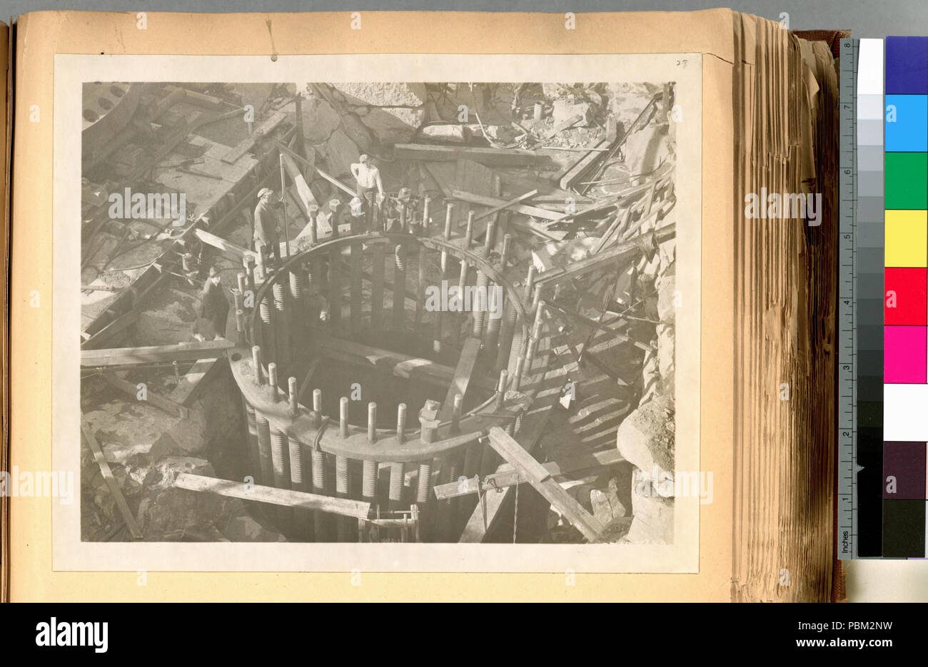 774 Hudson tunnel di pressione. Vista mostrante il drenaggio albero con tubo corrugato colonne, viti in acciaio e frenare in posizione. ... Contratto 90. Ottobre 27, 1913 (NYPL b13814376-435506) Foto Stock