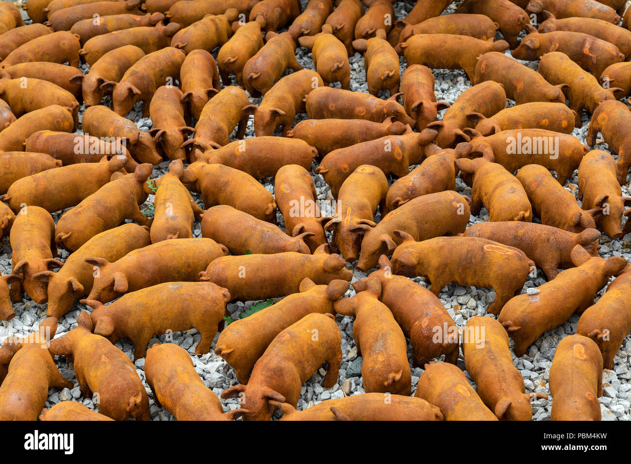 Una cucciolata di suinetti realizzato in ghisa presso il British Ferriere Centro in Shropshire, Inghilterra. Foto Stock