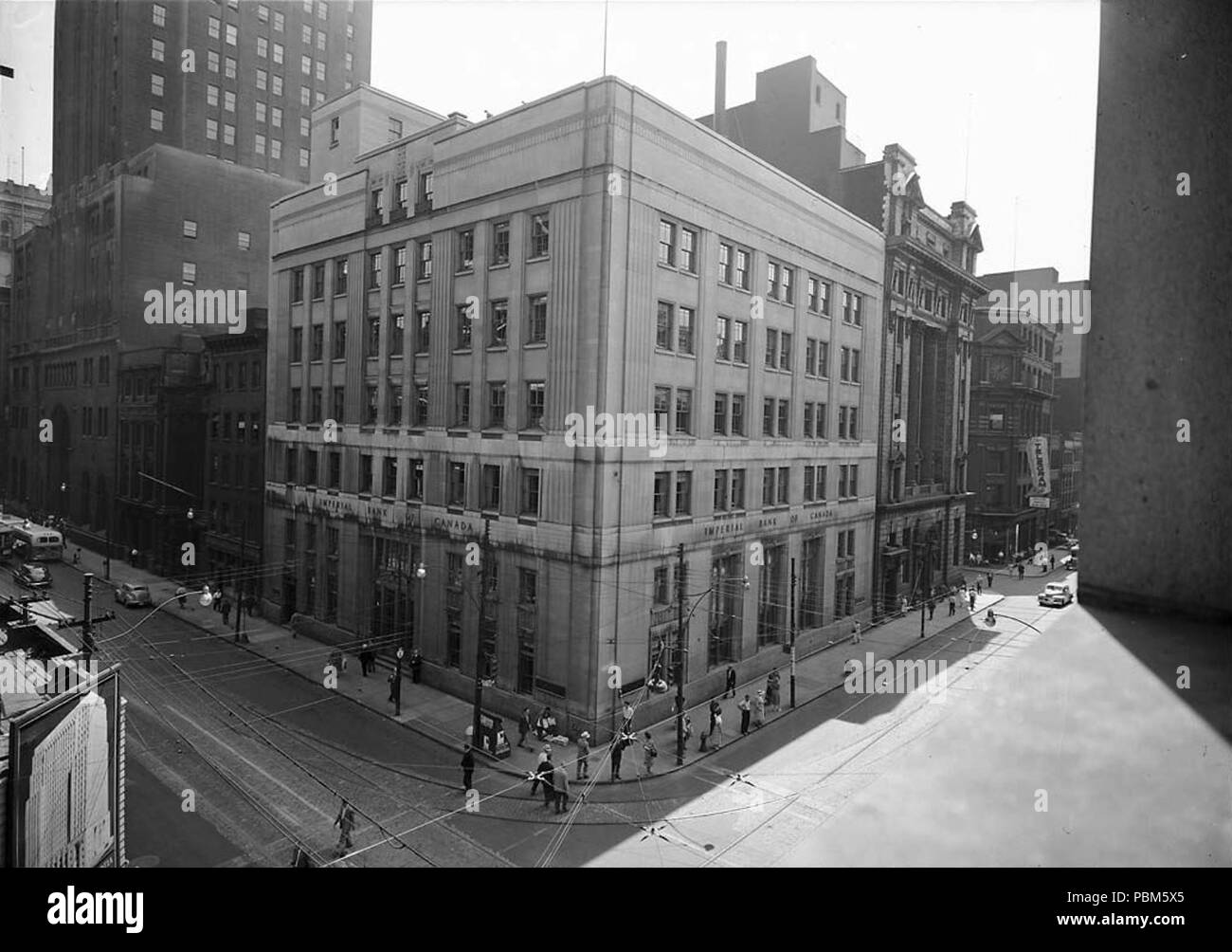 . Imperial Bank of Canada edificio situato all'angolo sud est di King Street West e la baia di San Nota il segno nell'angolo inferiore sinistro della fotografia che indica la costruzione della sede della Banca della Nova Scotia. (Toronto, Canada). circa 1945 796 Imperial Bank of Canada Building Foto Stock