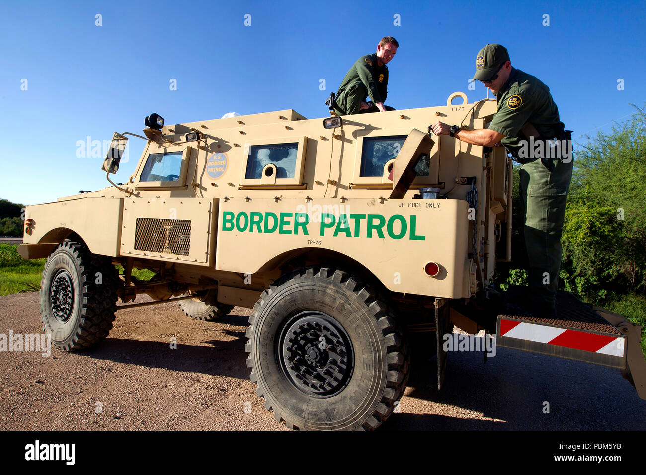 Pattuglia di Confine agenti condurre un controllo delle operazioni su una mina resistente imboscata protetto (MRAP) veicolo sulla South Texas confine. MRAPs può essere utilizzato per il rischio elevato di operazioni criminali e durante le emergenze, come uragani. Foto Stock
