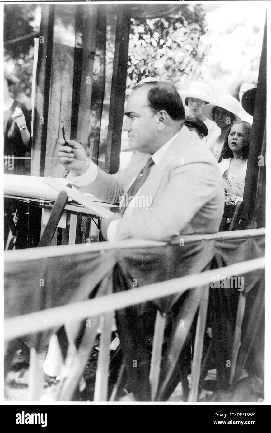 Enrico Caruso, 1873-1921, disegno caricatura schizzi in stand alla fiera di beneficenza a Southampton, L.I., profilo sinistro con matita sollevata 8 3 1920 Foto Stock