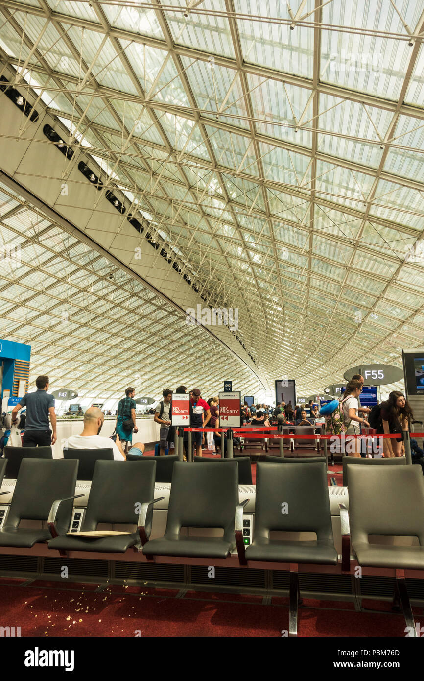 Dall'aeroporto Charles de Gaulle, occupato partenza terminal 2f, f, Parigi, Francia. Foto Stock