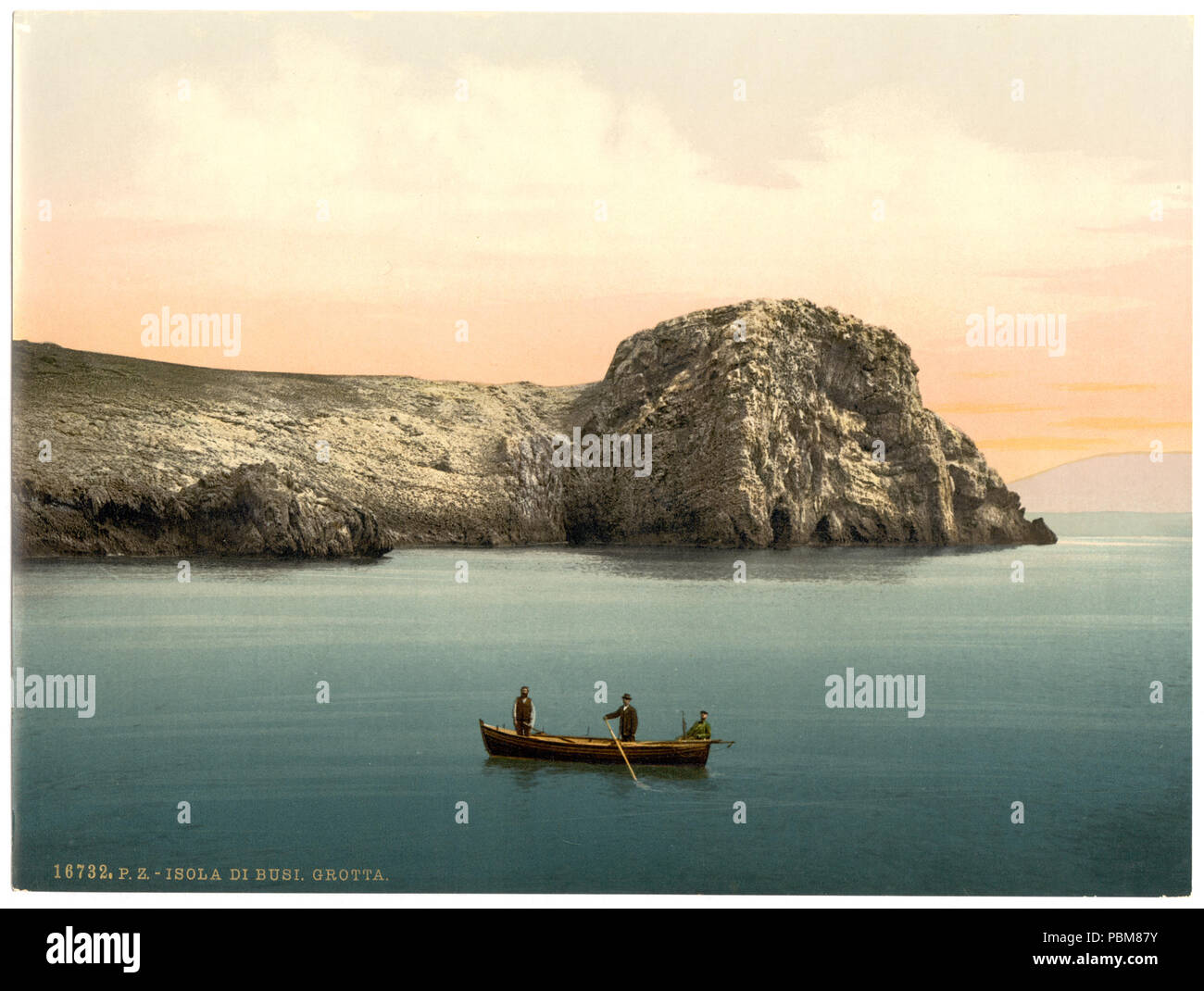 . Isola di Busi, grotte, Dalmazia, Austro-Hungary. Forma parte del: viste dell'Impero Austro-ungarico nella stampa Photochrom collection.; stampa n. '16732'.; titolo dalla Detroit Publishing Co., catalogo J-sezione estera, Detroit, Michigan. : Detroit Publishing Company, 1905. Tra il 1890 e il 1900 813 Isola di Busi, grotte, Dalmazia, Austro-Hungary-LCCN2002710766 Foto Stock