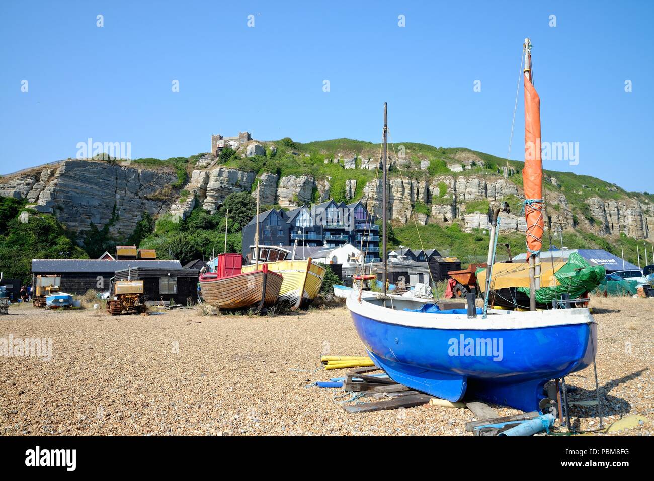 La città vecchia di Hastings con la più grande spiaggia lanciato della flotta da pesca in Europa ,East Sussex England Regno Unito Foto Stock