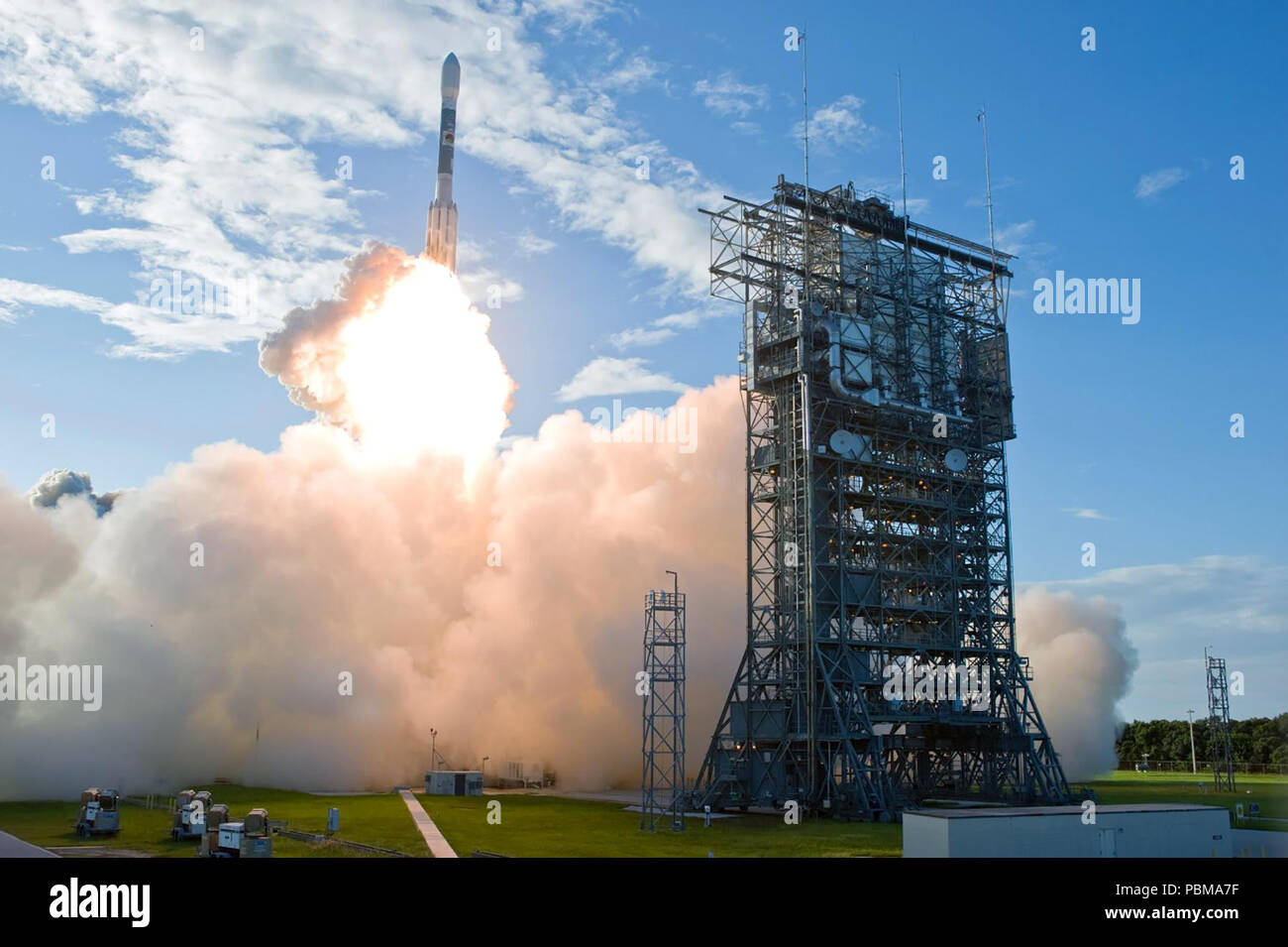 Il Regno alleanza di lancio razzo delta II che porta il tracciamento dello spazio e del sistema di sorveglianza - veicolo spaziale per il dimostratore balza in cielo dalla piazzola di lancio 17-B alla Cape Canaveral Air Force Station. Foto Stock