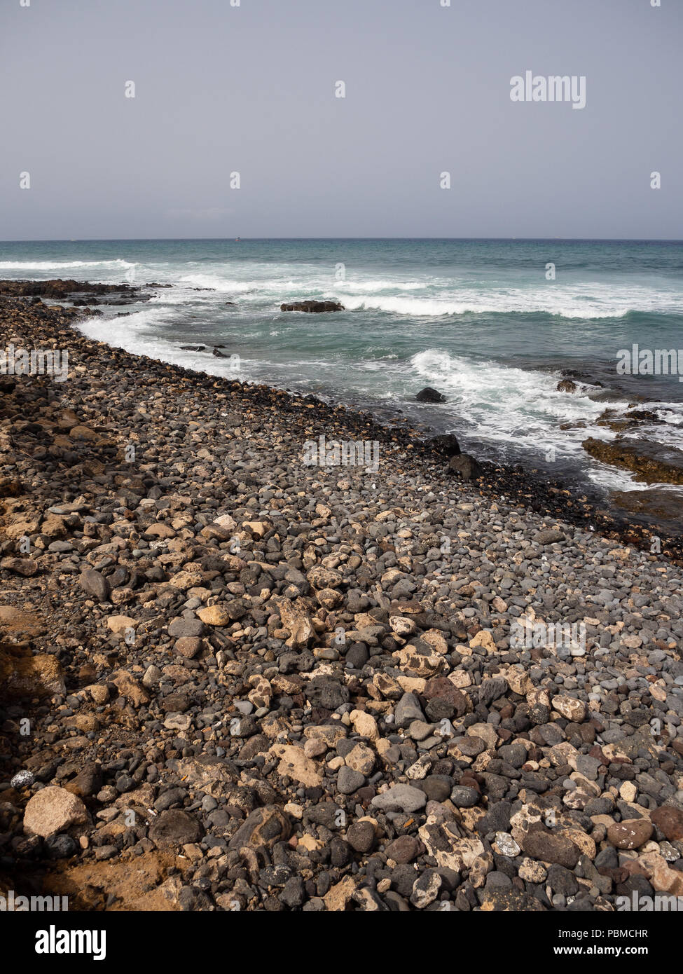 Rocky fronte spiaggia di Playa De Las Americas Tenerife Foto Stock