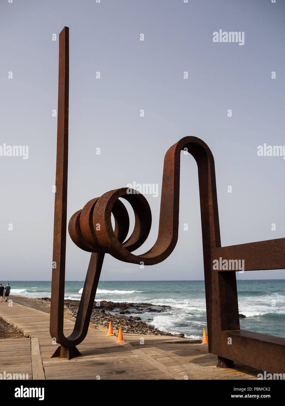 Playa de Las Americas, Tenerife, Spagna - 11 Luglio 2018: Persone in appoggio o passando per il modernista scultura di ferro, di oggetti artistici in metallo per artista J.L. Salvad Foto Stock