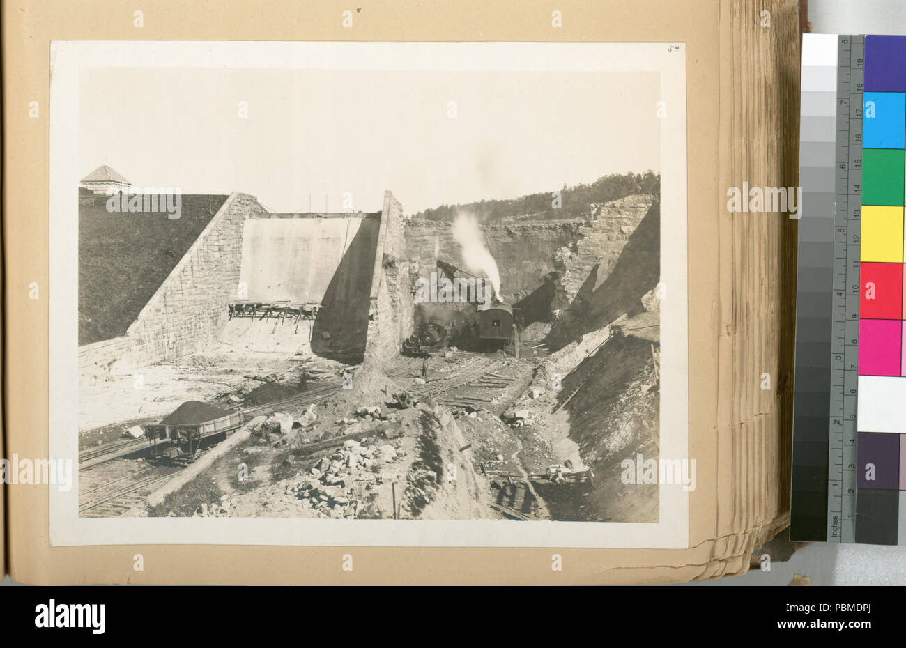 857 Kensico serbatoio. Visualizzare showning scavo della vecchia diga Kensico in corso. Contratto 9. Ottobre 13, 1911 (NYPL b13814376-435377) Foto Stock