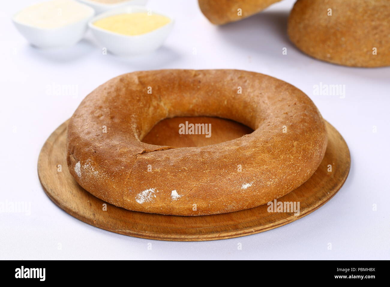 Bagel freschi il pane sulla tavola di legno Foto Stock