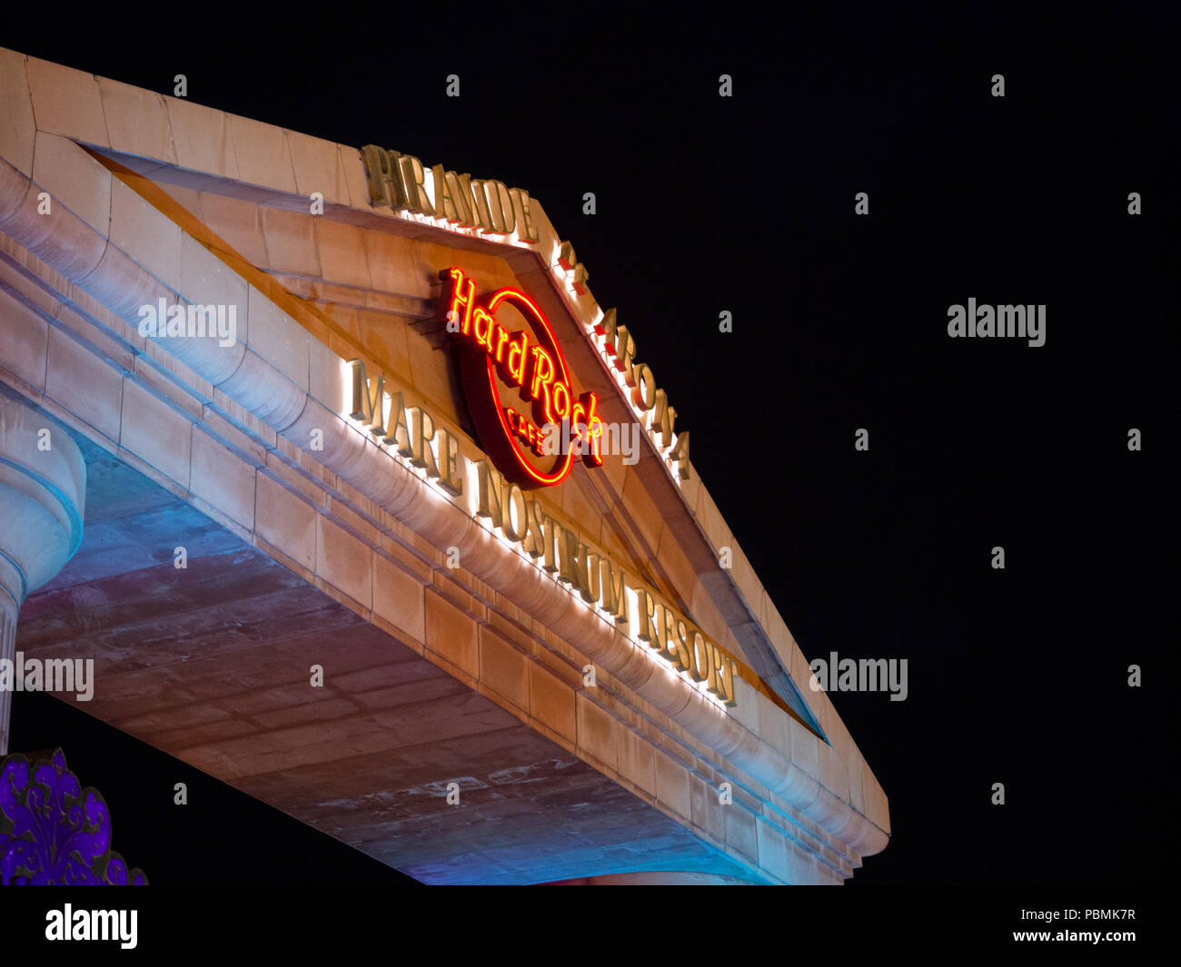 Playa de Las Americas, Tenerife, Spagna - 13 Luglio 2018: hard rock cafe in notturna a Playa de las Americas Foto Stock