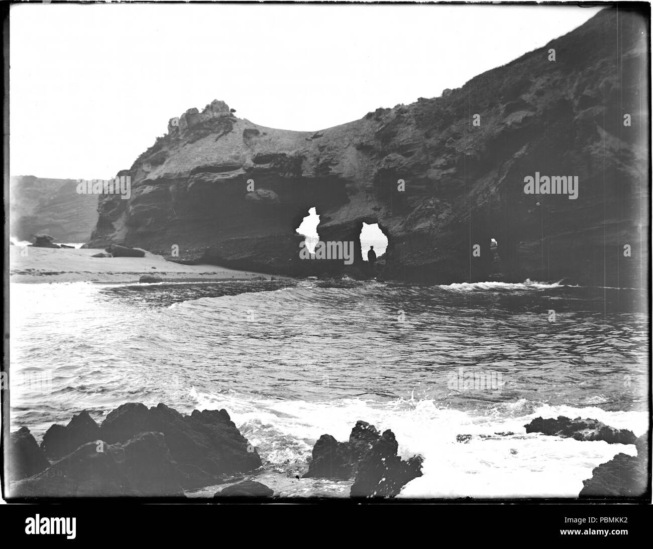 882 Laguna Beach surf e archi di roccia a Capistrano Beach, "La Signora del mare", 1910 (CHS-1303) Foto Stock