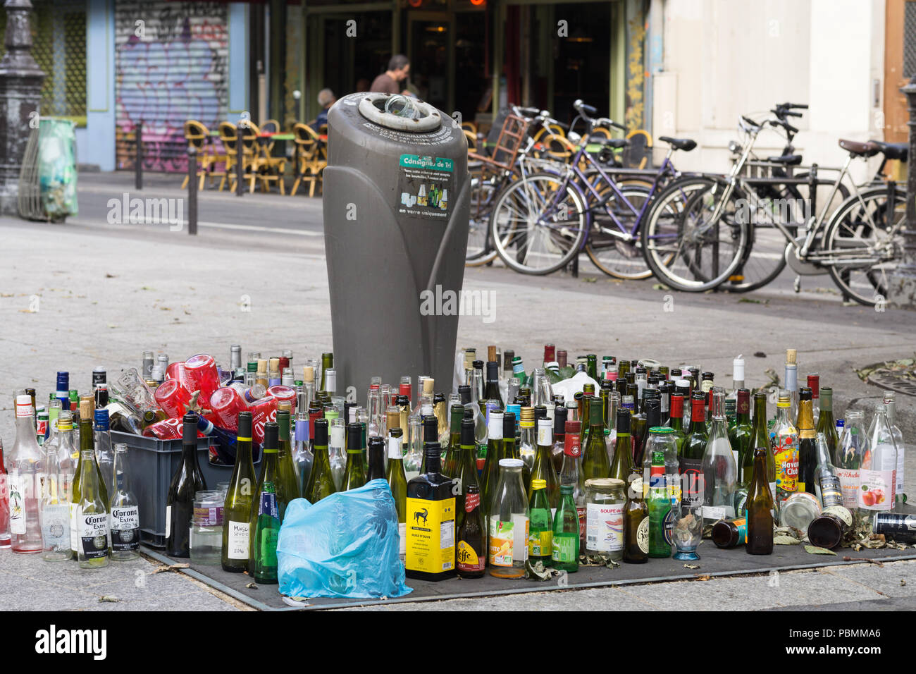 Rifiuti di Parigi - Rifiuti di bottiglie di vetro a sinistra sulla strada. Parigi, Francia, Europa. Foto Stock