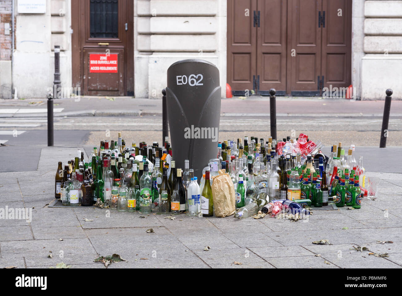 Rifiuti di Parigi - Rifiuti di bottiglie di vetro a sinistra sulla strada. Parigi, Francia, Foto Stock