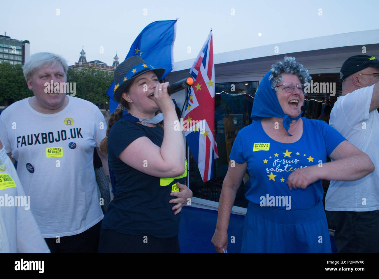 Nonnina rimangono (Lesley campana), Jo campana e Faux Bojo (Drew Galdron)  effettuando al n. 10 Veglia, viaggio in barca sul Tamigi per protestare  contro Brexit su l Foto stock - Alamy