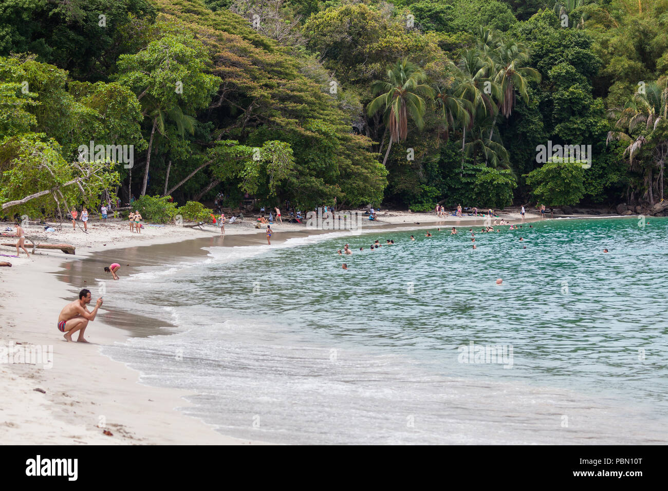 MANUEL ANTONIO BEACH, COSTA RICA - 6 Maggio 2016: turisti godendo l'Oceano Pacifico in una zona appartata e spiaggia protetta a Manuel Antonio National Park Foto Stock