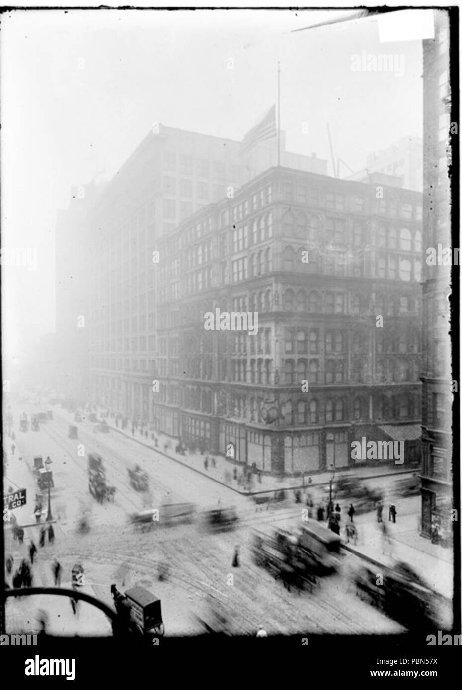 . Inglese: vista esterna del campo di Marshall & Company Creazione di viste attraverso l'intersezione stradale con i carrelli e i carri mobili lungo la strada di fronte. Il negozio è situato a situato a 111 North State Street tra East Randolph e Oriente strade di Washington nel Loop area community di Chicago. circa 1905 1001 Campo Marshall edificio nel 1905 Foto Stock