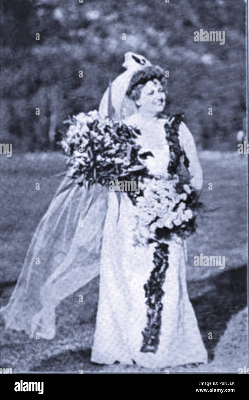 1003 Maria Howe Burton dopo la sua canzone nel pageant Foto Stock