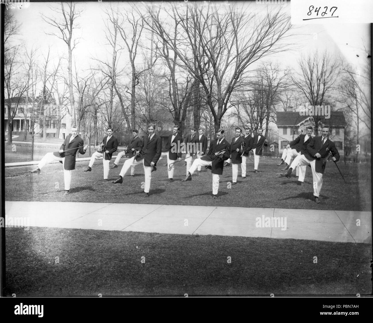 1014 uomini facendo sagoma irlandese per Miami University Gymnasium exhibition 1908 (3192729932) Foto Stock