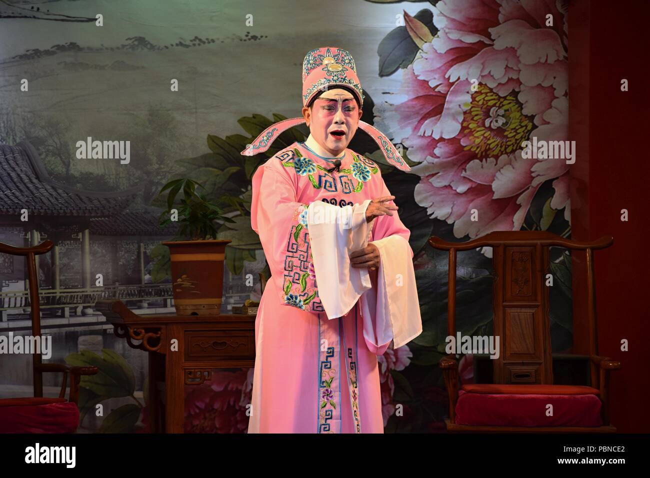 Il cantone, Cina - circa gennaio 2017: un cantante di opera Cantonese durante la sua prestazione. Foto Stock