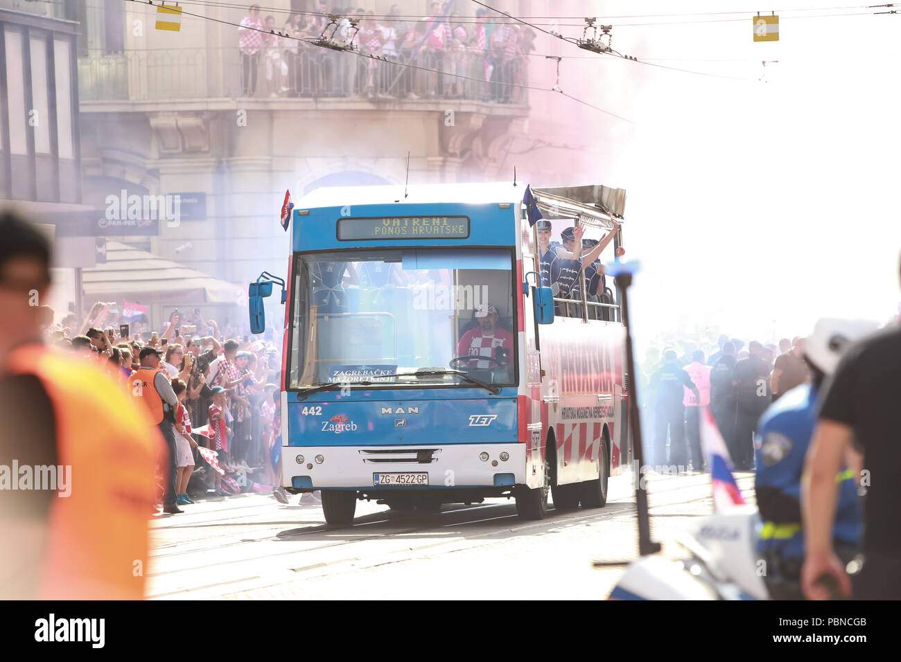 Zagabria, Croazia - 16 luglio 2018 : Croazia Squadra Nazionale benvenuti home celebrazione per il 2° posto sulla Coppa del Mondo FIFA 2018 - autobus con Zagabria majorettes arr Foto Stock