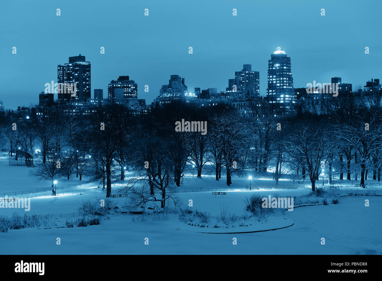 Central Park inverno a notte con grattacieli di Manhattan a New York City Foto Stock