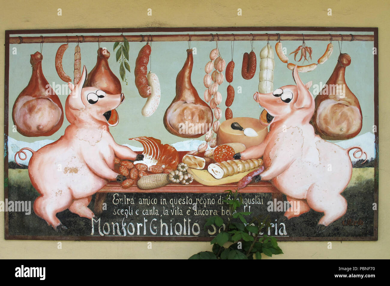 Segno di una salumeria o delicatessen nel comune di Monforte d'Alba, un comune in provincia di Cuneo nella regione Piemonte del nord Italia. Foto Stock