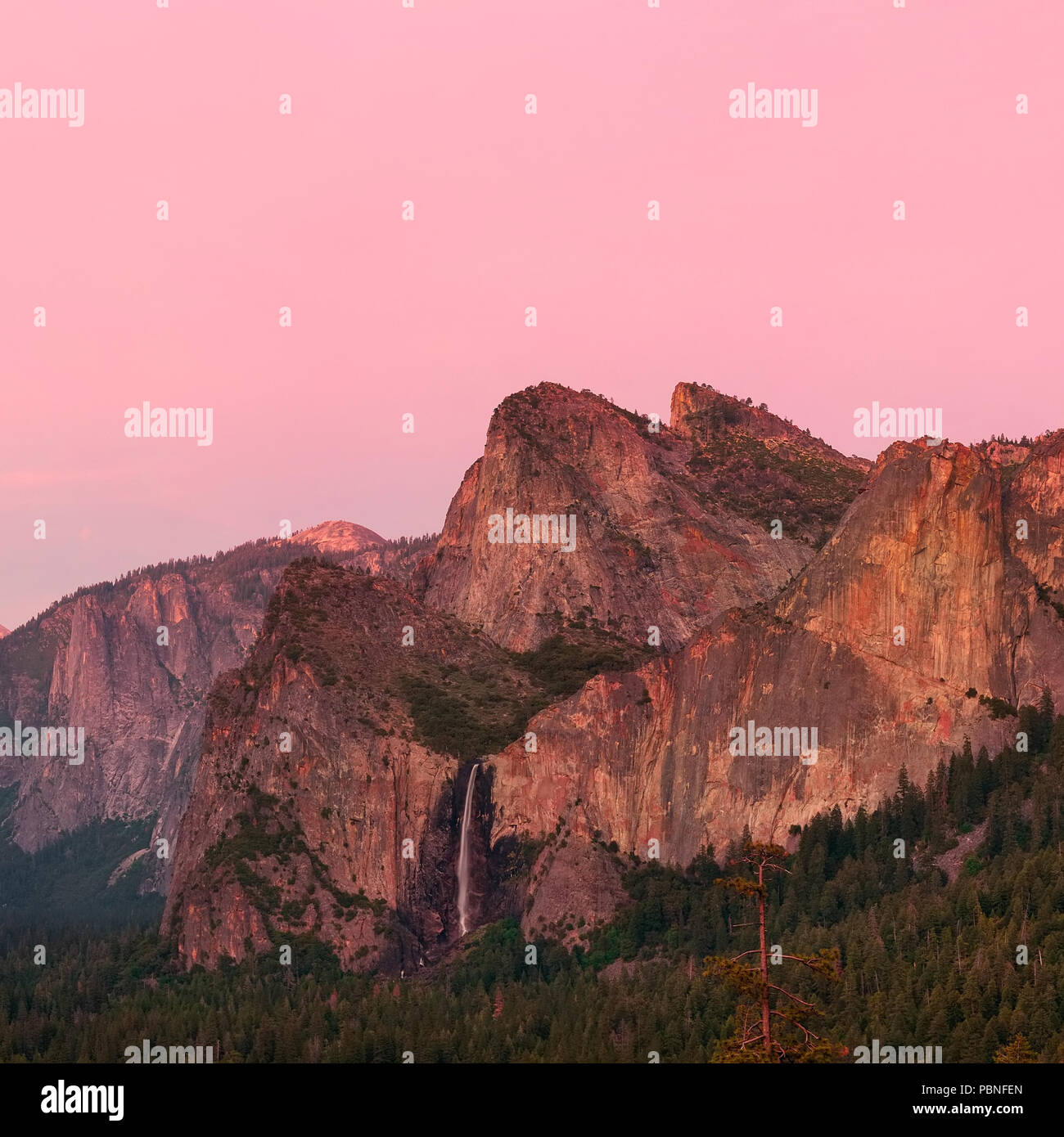 Yosemite Valley al tramonto con le montagne e le cascate Foto Stock